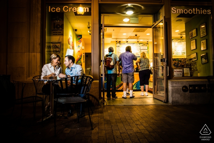 Casal de noivos durante sessão de retratos na sorveteria por faneuil hall em boston | MA casamento e fotografia de noivado