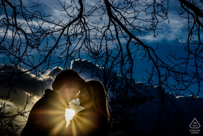 Zdjęcie: <a href="https://www.wpja.com/photos/diamond-award-top-wedding-engagement-photographer/2372291"> Sven Soetens - Stekene Ciemne niebo ze słońcem za romantyczną parą Flanders zaręczynowy fotograf