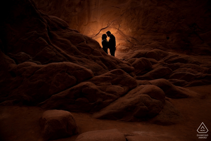 Sesión fotográfica de Garden of the Gods Engagement por el fotógrafo de bodas de Colorado Springs