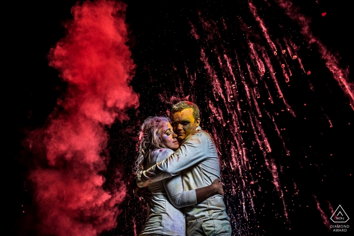 Sessione di ritratto di fidanzamento con la polvere di Holi | Boulder Wedding Photographer