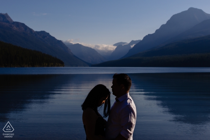 Foto: <a href="https://www.wpja.com/photos/diamond-award-top-wedding-engagement-photographer/2370226"> David Clumpner - Missoula Montana Ein Montana Verlobungsfotoshooting eines Paares am See | Missoula-Fotograf