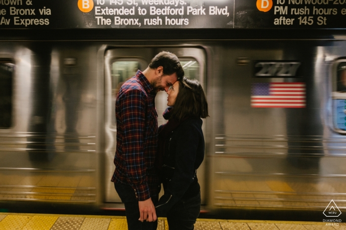 Sesja zaręczynowa w metrze na Manhattanie w Nowym Jorku