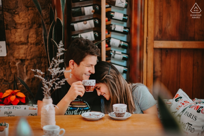 Ein Fotograf vor der Hochzeit in Kolumbien hat dieses Porträt eines Paares beim Tee-/Kaffeetrinken gemacht | Villa de Leyva-Fotografie