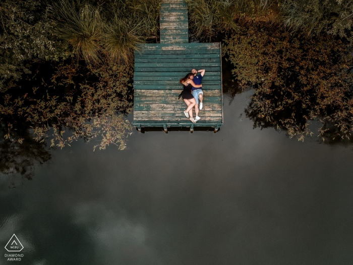 Overhead, drone portrait of couple on boat dock | Séance wedding engagement - France | S'aimer de haut 