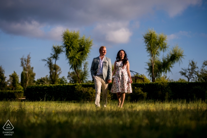 Ciel bleu avec nuages ​​pour cette promenade en plein air au coucher du soleil | Portrait de fiançailles à Borgo Santo Pietro