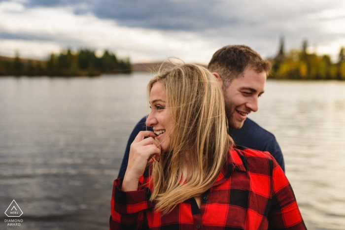 Northern lake engagement photo in Quebec | Romantic pre-wedding portraits in Canada