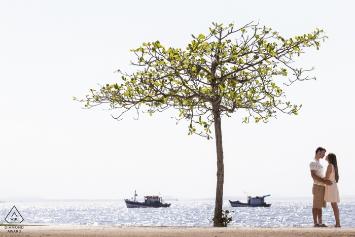 Fotografo di matrimoni di destinazione a Rio de Janeiro per le sessioni di fidanzamento brasiliane in riva al mare