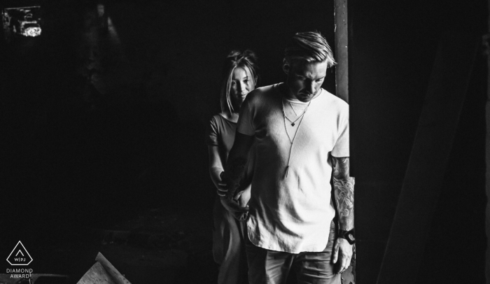 Un couple dans un bâtiment abandonné dans l'ouest du Devon - GRW Engagement and Wedding Photography