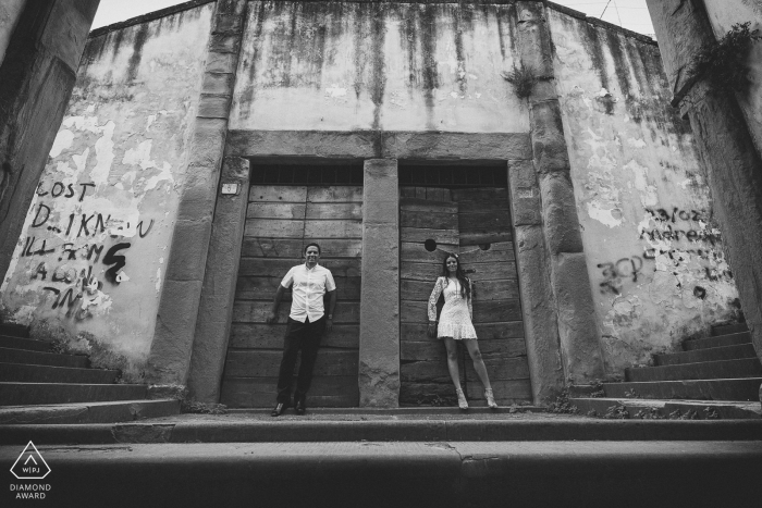 Le porte | foto di fidanzamento in bianco e nero di una coppia nelle strade | Fotografo pre-matrimonio di Arezzo con fotografo