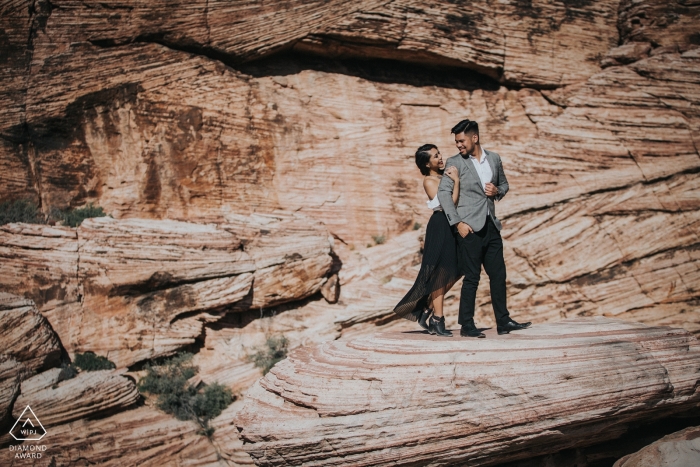 Foto do noivado do casamento de Sacramento, Califórnia nos penhascos rochosos