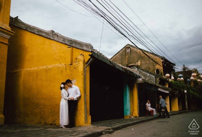 Une séance photo de fiançailles au Vietnam d'un couple avec des bâtiments orange Séance photo de fiançailles avec un couple au Vietnam | Photographe Da Nang