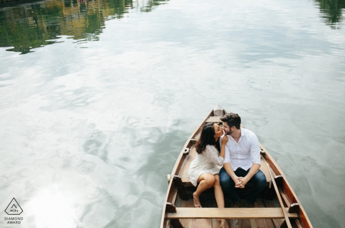 Foto door: <a href="https://www.wpja.com/photos/diamond-award-top-wedding-engagement-photographer/2354106"> Trung Dinh - Da Nang Da Nang Da Nang Wedding Engagement Fotograaf De fotografie van Vietnam in een kleine boot op het water