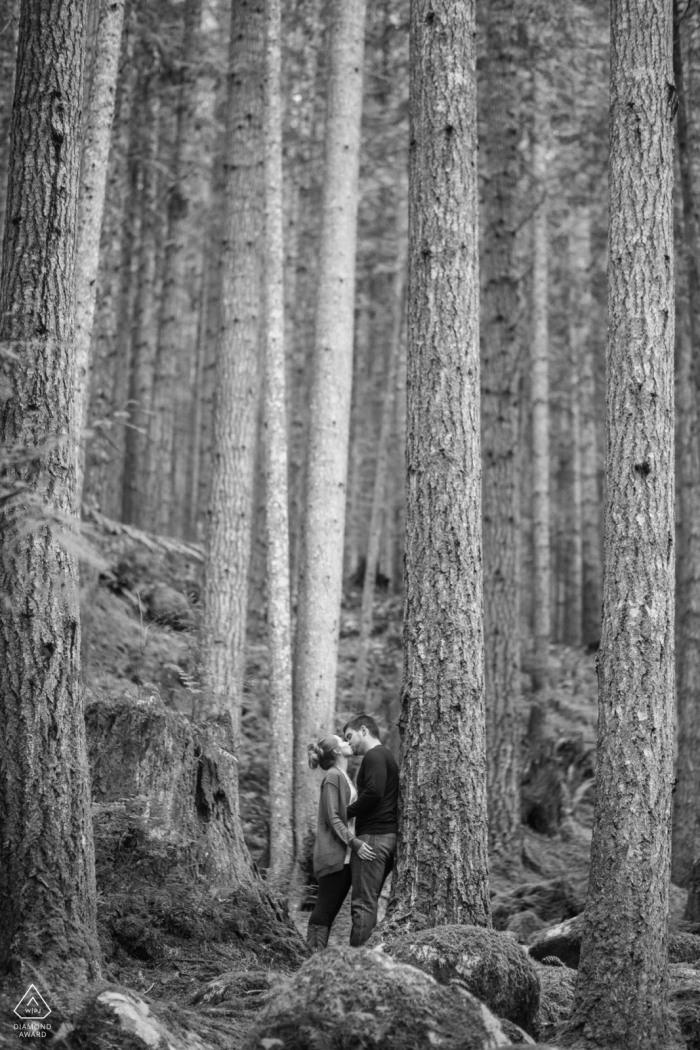 Portrait vertical noir et blanc d'un couple de Seattle fiancés s'embrassant