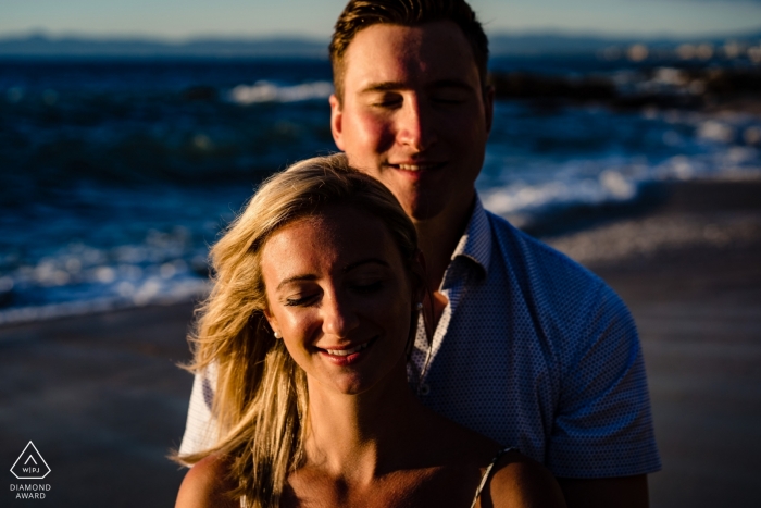 Verlobungsfotografie vor der Hochzeit am Strand für MA-Paare