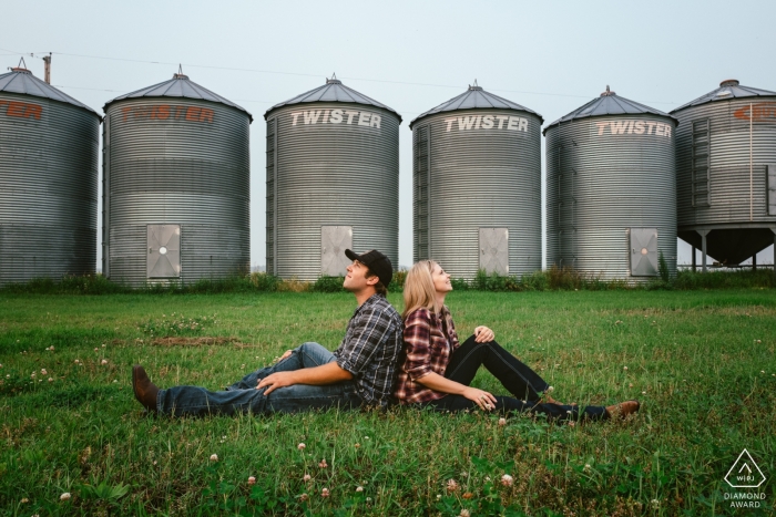 Hochzeit Verlobungsfotografie vor Getreidekörben und Silos in Alberta durch kanadische Verlobungsfotografen