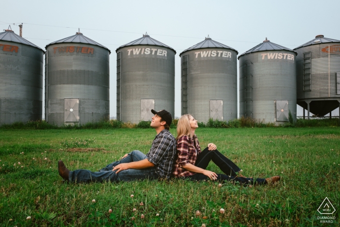 Photographie de fiançailles de mariage avant les silos à grains et les silos en Alberta par des photographes de fiançailles canadiens