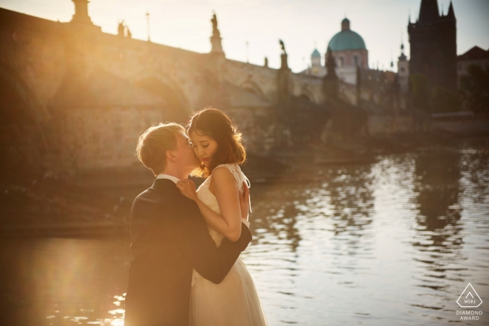 Une séance de fiançailles Golden Light près du pont Charles à Prague Une séance de fiançailles Golden Light près du pont Charles à Prague
