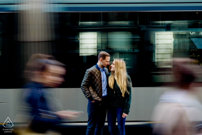 Séance de photographie de portrait avant le mariage à Athènes avec un couple à côté du train | Photographie attique