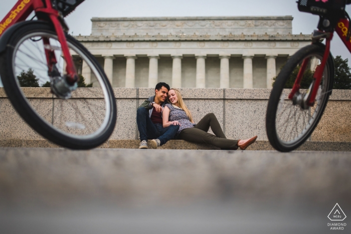 Photo de fiançailles du district de Columbia avec des vélos garés sur le trottoir Photographie de mariage à destination du district de Columbia | Photographes de fiançailles à Washington DC