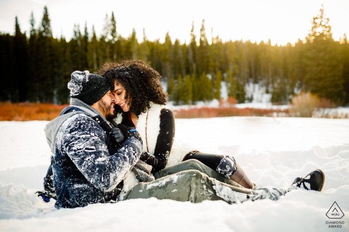 Fotografia de noivado de inverno Colorado na neve