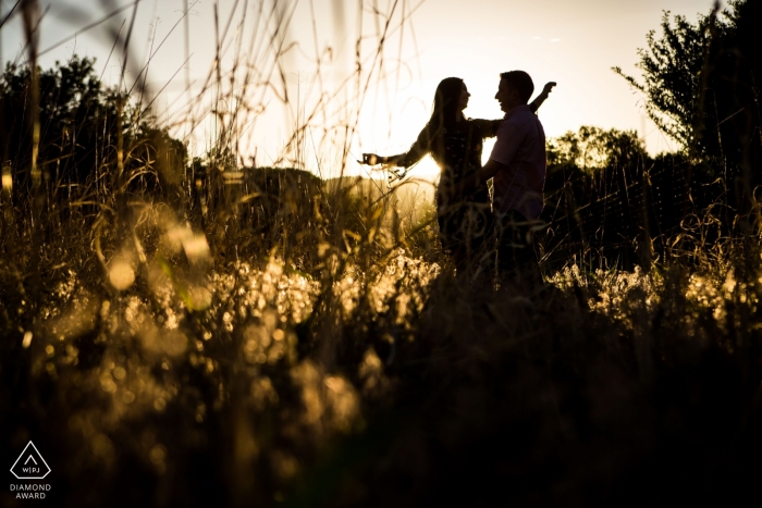 Couple de Sedona lors d'une séance photo de fiançailles par un photographe de mariage primé en Arizona