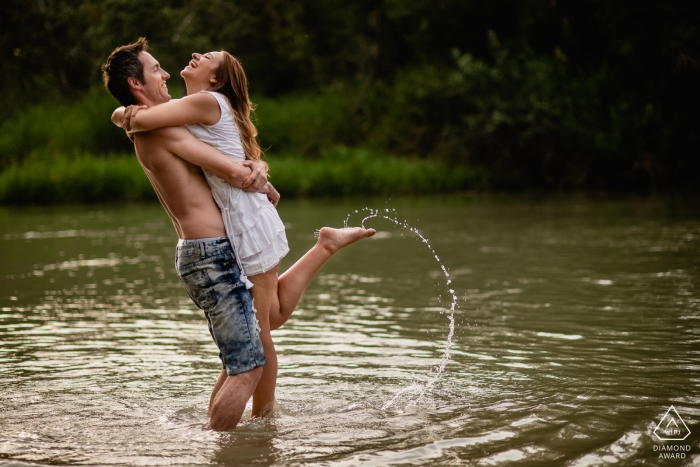 Photographie de fiançailles de mariage dans l'eau en Espagne par des photographes de fiançailles à Madrid