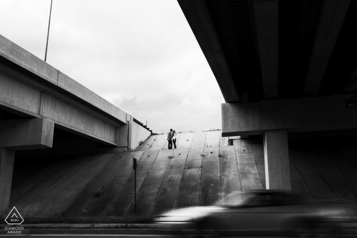 Séance de portrait de fiançailles d'autoroute urbaine par le photographe de mariage de Lake Tahoe