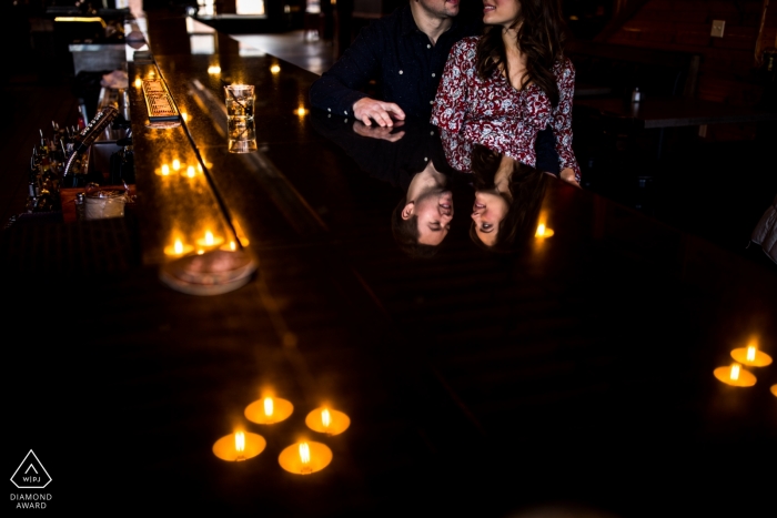 Photo prise par: <a href="https://www.wpja.com/photos/diamond-award-top-wedding-engagement-photographer/2362921"> Penny McCoy - Columbia Heights Minnesota Réflexion de couple au bar pendant leur séance photo de fiançailles de mariage à MN.