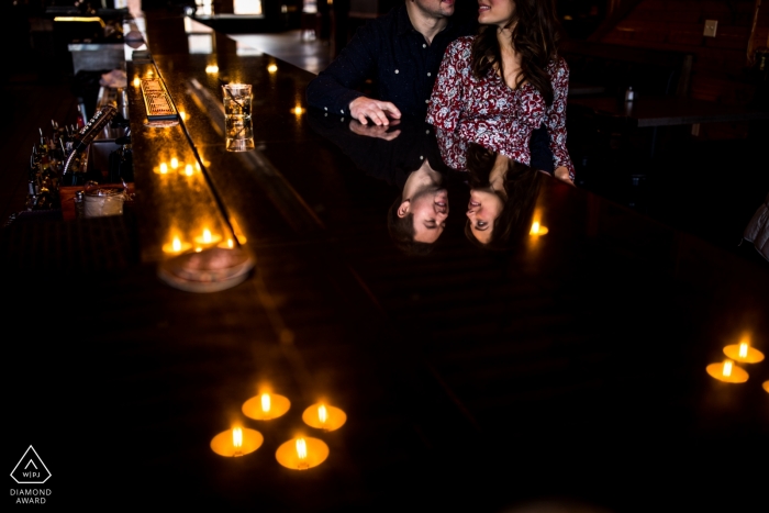 Réflexion de couple au bar pendant leur séance photo de fiançailles de mariage à MN.