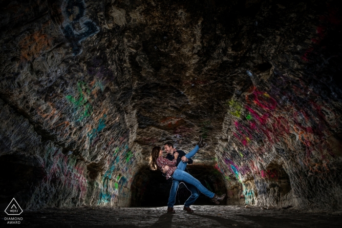 Minnesota: photos d'un couple en train de jouer dans une grotte par un photographe de mariage haut de gamme à Minneapolis