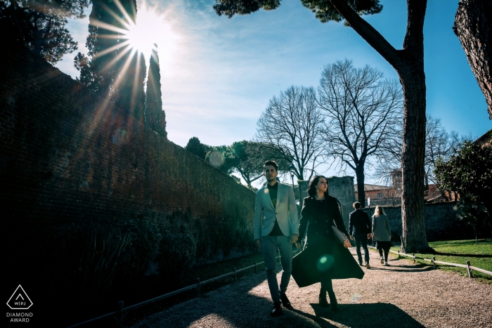 Photo: <a href="https://www.wpja.com/photos/diamond-award-top-wedding-engagement-photographer/2348156"> Giuseppe De Angelis - Norma Latina Après-midi à rome | Une séance de portrait d'un couple marchant au soleil