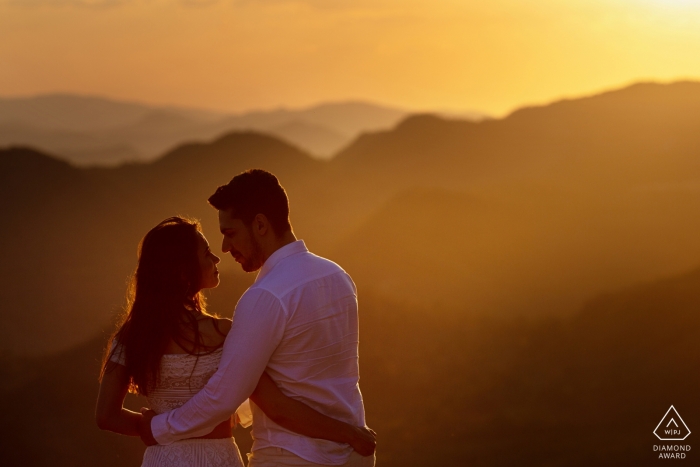 Coucher de soleil couple fiançailles portrait dans les montagnes de Goias