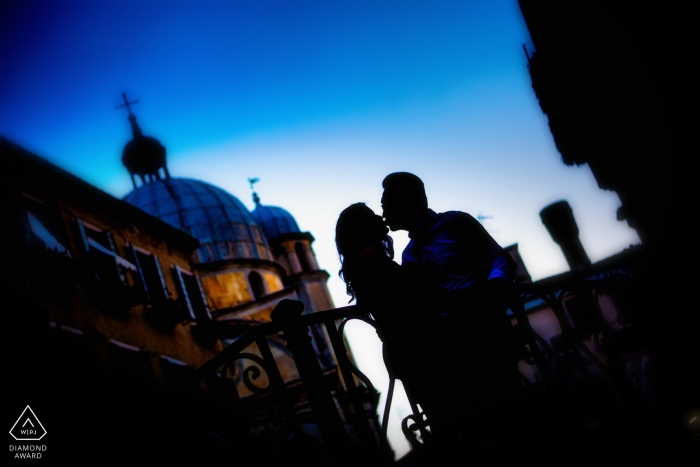 Fotografía de compromiso de bodas en Italia por fotógrafos de Venecia.