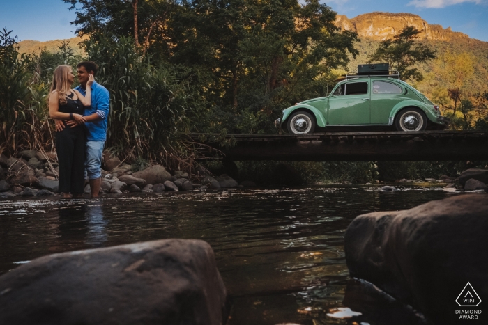 Santa Catarina photos d'un couple avec un scarabée VW Santa Catarina: photos d'un couple avec un coléoptère VW par un grand photographe de fiançailles de mariage au Brésil