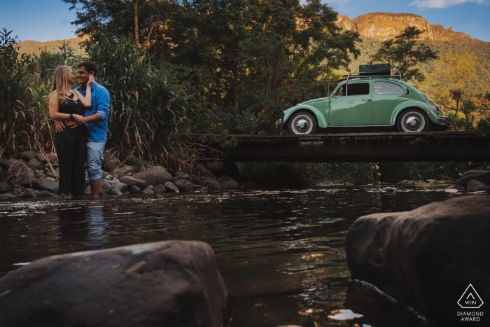 Fotos de Santa Catarina de una pareja con un escarabajo de insectos VW por un importante fotógrafo de bodas en Brasil