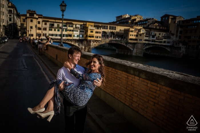 Foto por: <a href="https://www.wpja.com/photos/diamond-award-top-wedding-engagement-photographer/2351961"> Andrea Sampoli - Siena Toscana Wedding Engagement Fotografía de una pareja divirtiéndose