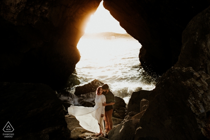 Ein Paar aus Rio Grande do Sul während eines Strandporträts vor der Hochzeit durch einen brasilianischen Fotografen