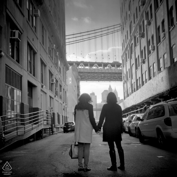 Un couple new-yorkais se tenant la main lors d'une séance d'engagement urbain dans la ville