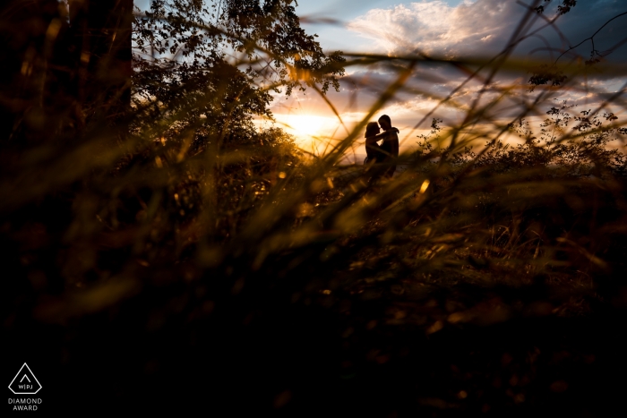 Um casal de noivos da Carolina do Sul passeava pelos prados ensolarados de Greenville