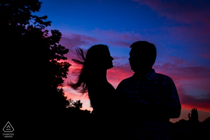 Una pareja de Bucureşti acurrucada contra un impresionante cielo al atardecer