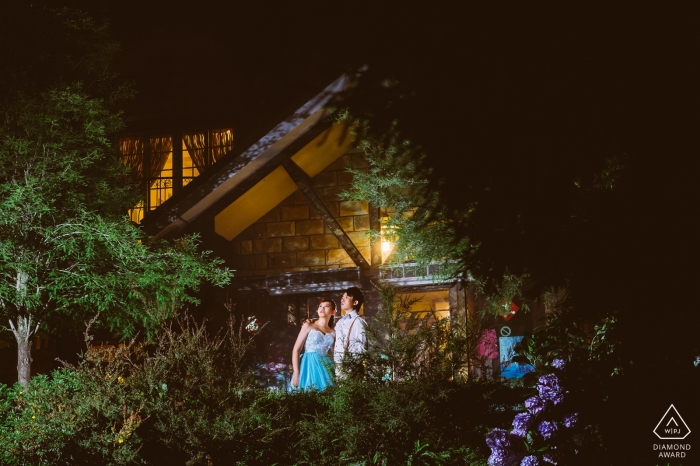 Casal do Condado de Hualien vestido, parado na varanda da casa