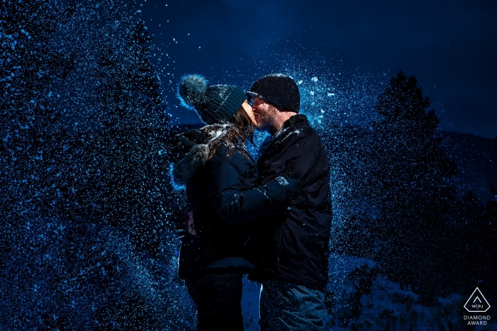 Ein Paar aus Colorado, das sich in einem Winterwunderland in der Nähe von Boulder küsst