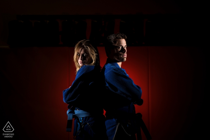 Le couple du Colorado vêtu d'un équipement de jui jitsu bleu au gymnase Boulder MMA