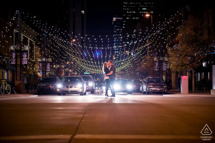 La atrevida pareja de Colorado comparte un beso nocturno en el paso de peatones de la ciudad