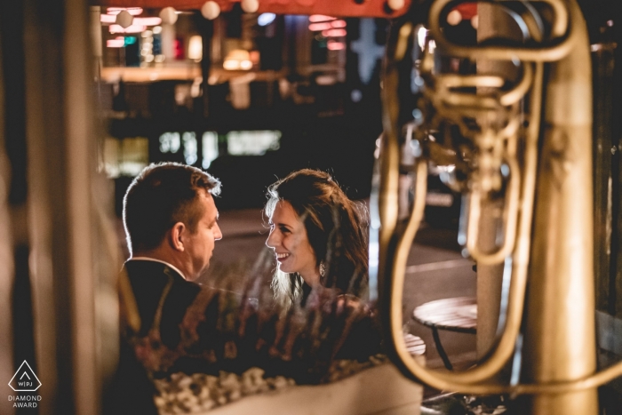 Una pareja de Pomorskie en un entorno atemporal de un bar con poca luz con un instrumento de viento