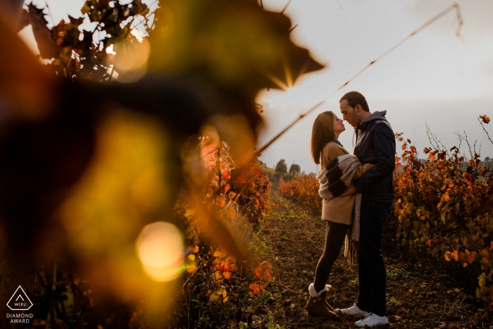 Couple de Guipuzcoa entouré des tons chauds d'automne du vignoble