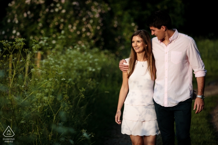 La romantica sessione fotografica della coppia delle Isole del Canale cattura la bellezza della natura su un lussureggiante sentiero verde