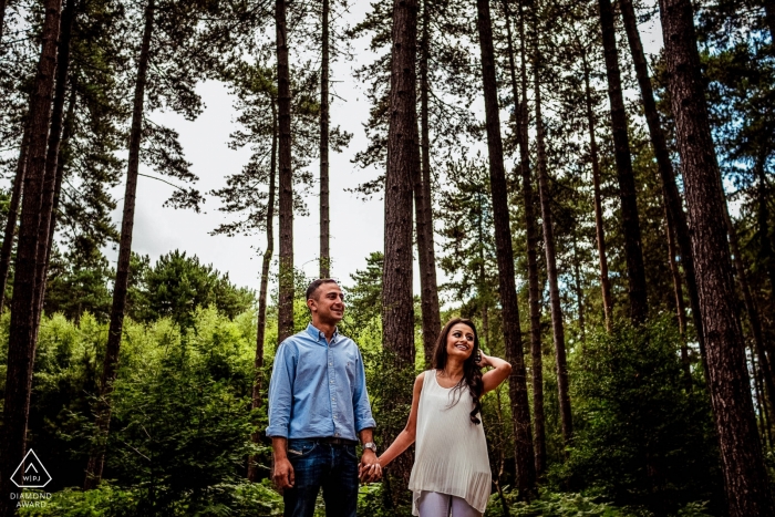 Esta pareja de novios de Dubái, amante de la naturaleza, se para entre árboles altos