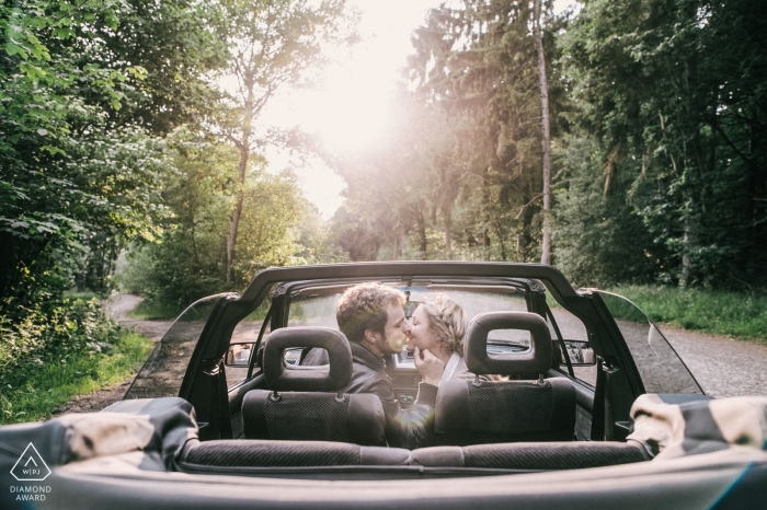 El sol de Hesse brilla sobre el coche descapotable de la pareja recién comprometida