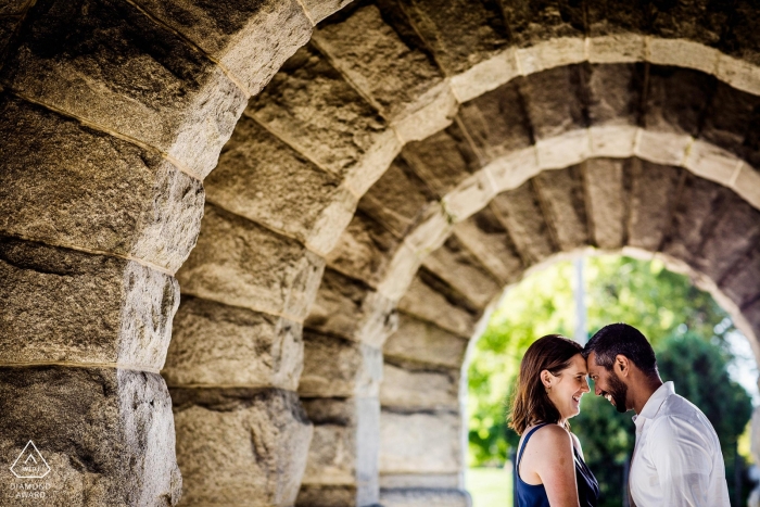 La pareja de Illinois aparece en medio de patrones repetitivos de arcos de piedra.